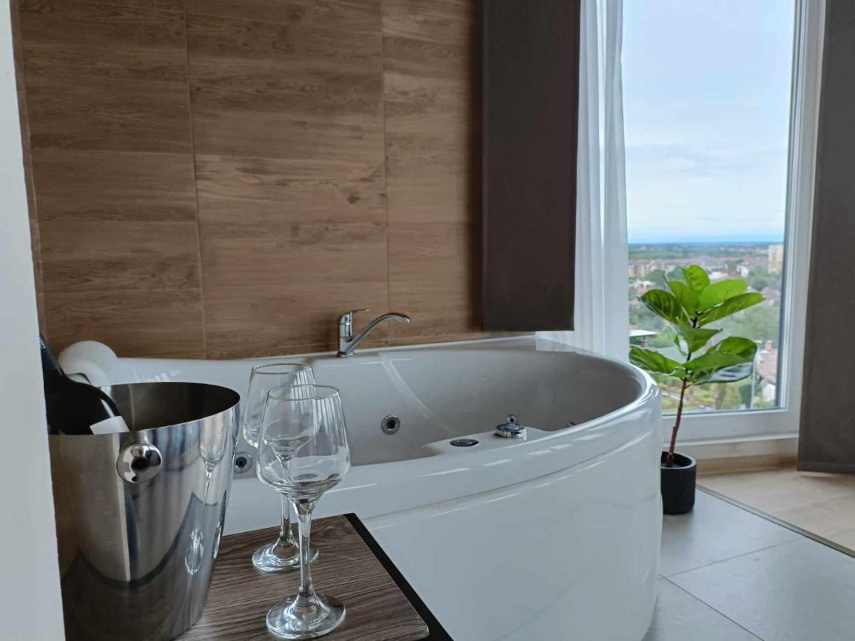 West Panorama Penthouse - Apartment With A Fantastic View Of The City Сомбатхей Экстерьер фото