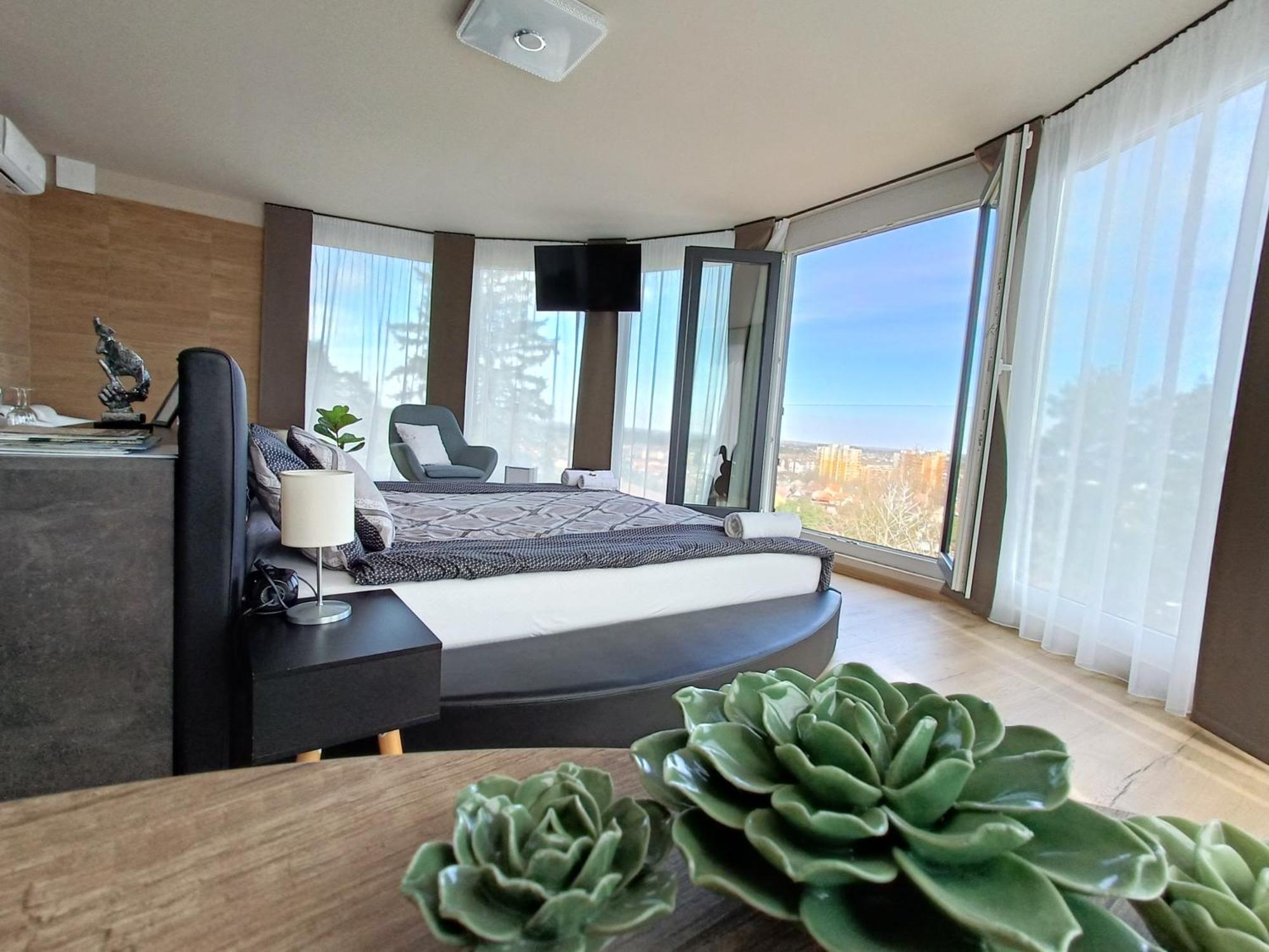 West Panorama Penthouse - Apartment With A Fantastic View Of The City Сомбатхей Экстерьер фото